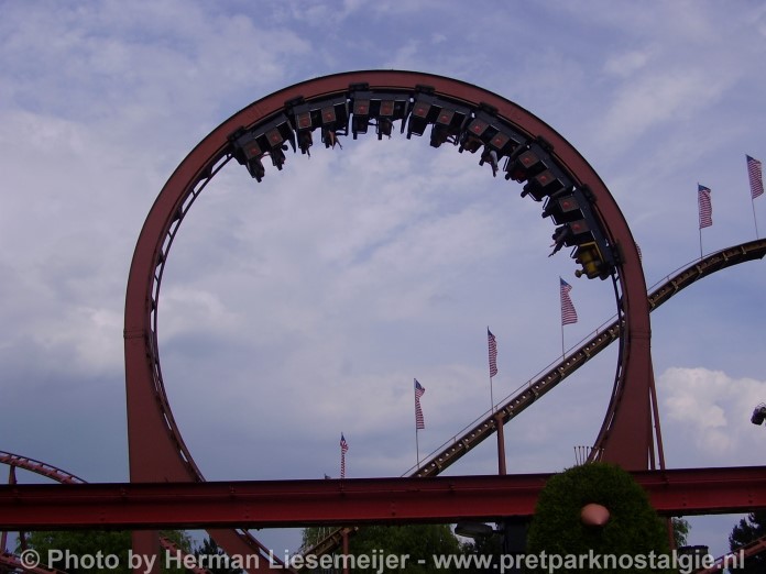 Schwarzkopf achtbaan Looping Star in Attractiepark Slagharen