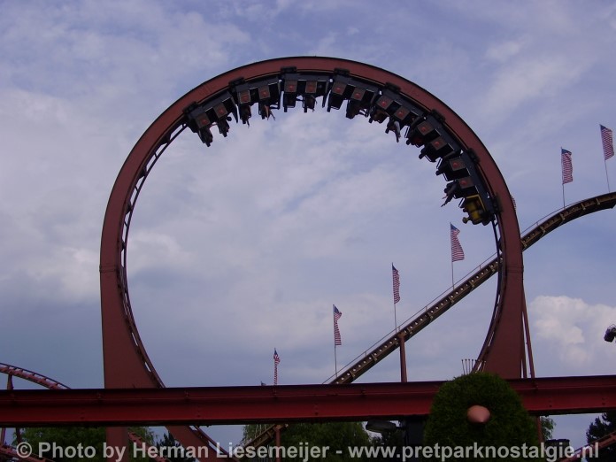 Thunder Loop Attractiepark Slagharen 2016