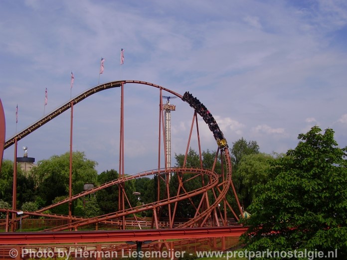 Thunder Loop Attractiepark Slagharen 2016