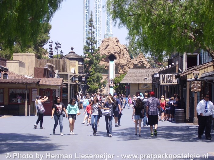 Knott's Berry Farm - Ghost Town & Timber Mountain Log Ride