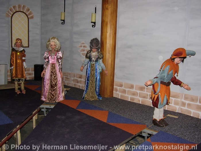 De poppenshow uit het Land van Ooit in het poppentheater in Attractiepark Rotterdam