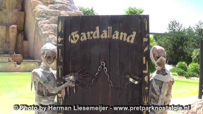 Gardaland - Twee mummies uit La Valle dei Re staan tegenwoordig ter decoratie voor de tempel