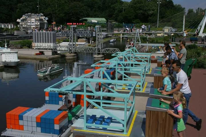 Madurodam - Containers laden in de haven