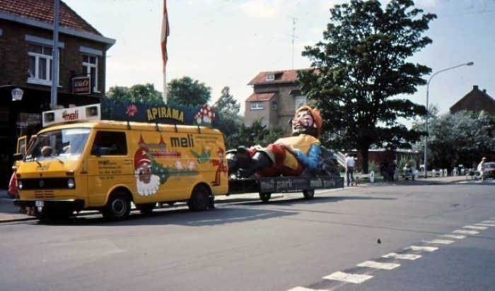 De reus uit Meli Park op transport