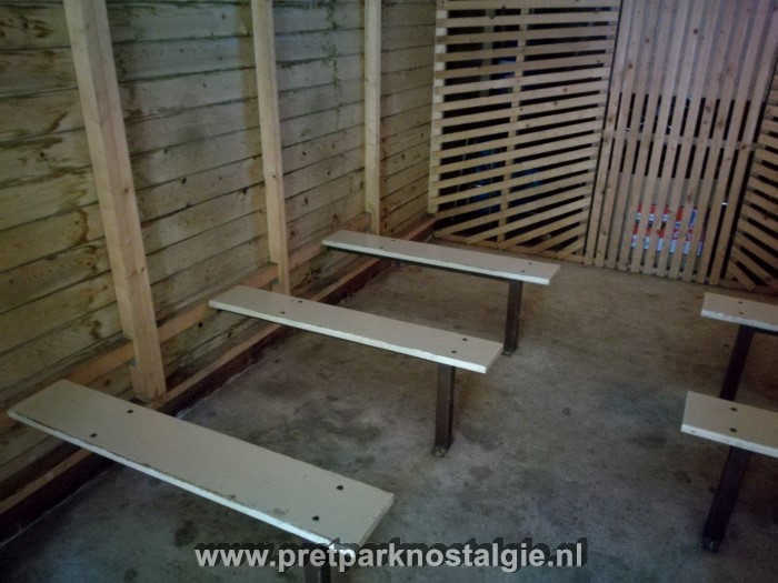 Bankjes in videotheater Sybrandy's Speelpark