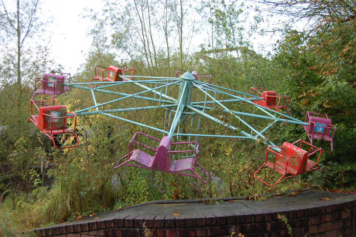 Verlaten pretpark Dadipark, België. Door © Pel Laurens.