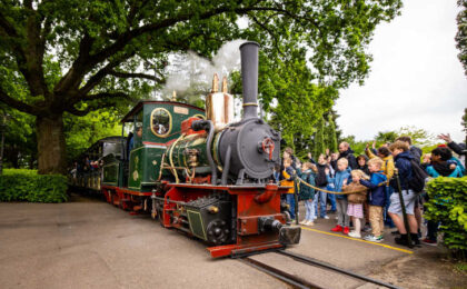 Stoomtrein Aagje tijdens de eerste rit door de Efteling als stroomtrein
