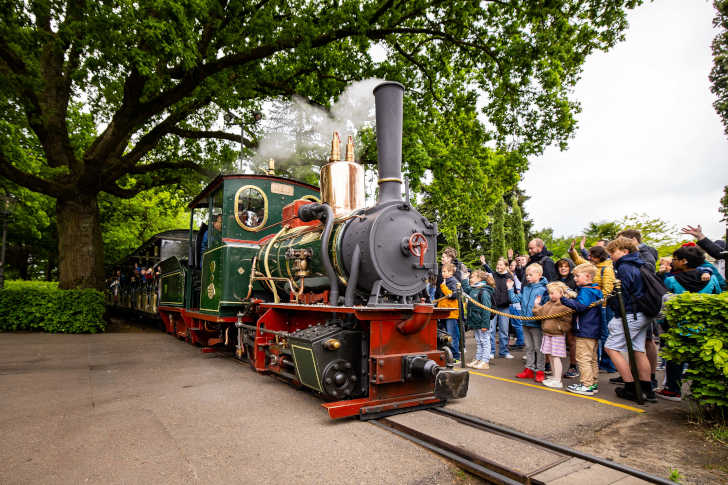 Stoomtrein Aagje tijdens de eerste rit door de Efteling als stroomtrein Stoomtrein Aagje tijdens de eerste rit door de Efteling als stroomtrein