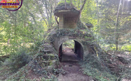 Restanten van een attractie van verlaten pretpark de Vluchtheuvel in Norg