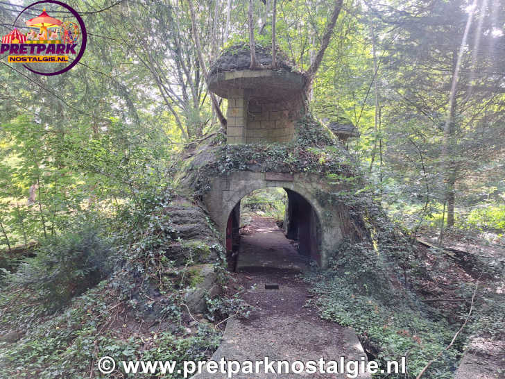 Restanten van een attractie van verlaten pretpark de Vluchtheuvel in Norg Restanten van een attractie van verlaten pretpark de Vluchtheuvel in Norg