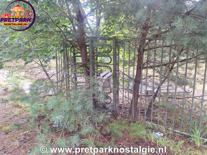 Boom in draaihek uitgang verlaten pretpark de Vluchtheuvel in Norg Boom in draaihek uitgang verlaten pretpark de Vluchtheuvel in Norg