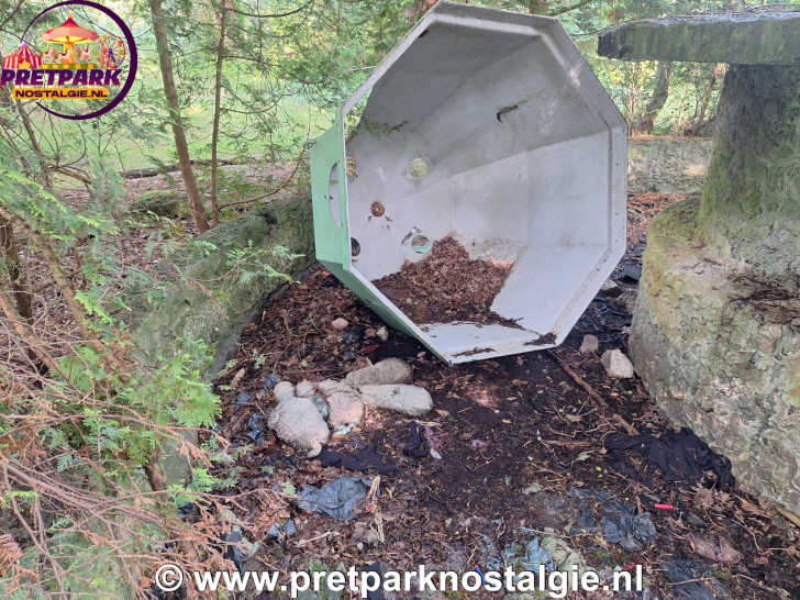 Een eenzame knuffel in verlaten pretpark de Vluchtheuvel in Norg Een eenzame knuffel in verlaten pretpark de Vluchtheuvel in Norg