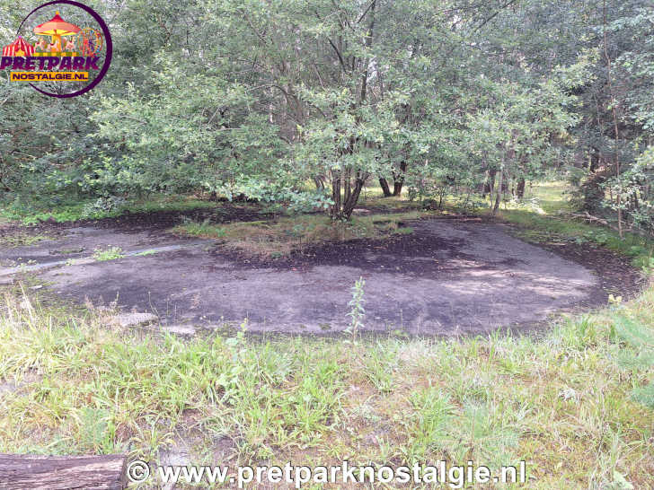 Ondergrond van een attractie in verlaten pretpark de Vluchtheuvel in Norg Ondergrond van een attractie in verlaten pretpark de Vluchtheuvel in Norg