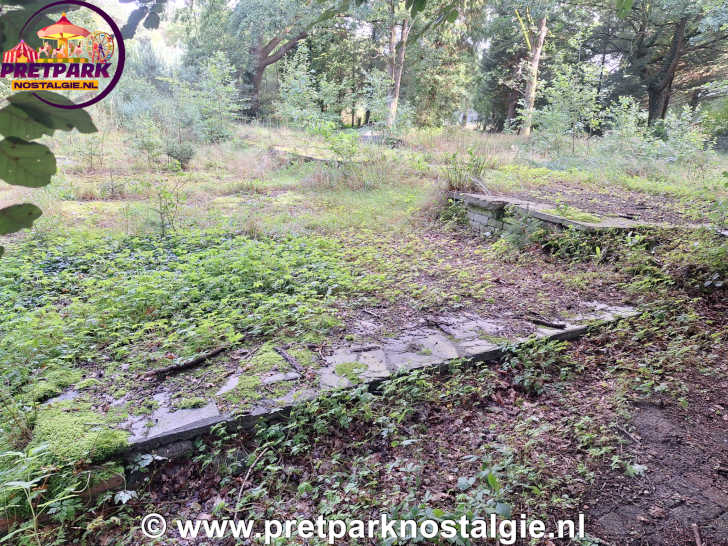 De restanten van een gebouw in verlaten pretpark de Vluchtheuvel in Norg De restanten van een gebouw in verlaten pretpark de Vluchtheuvel in Norg