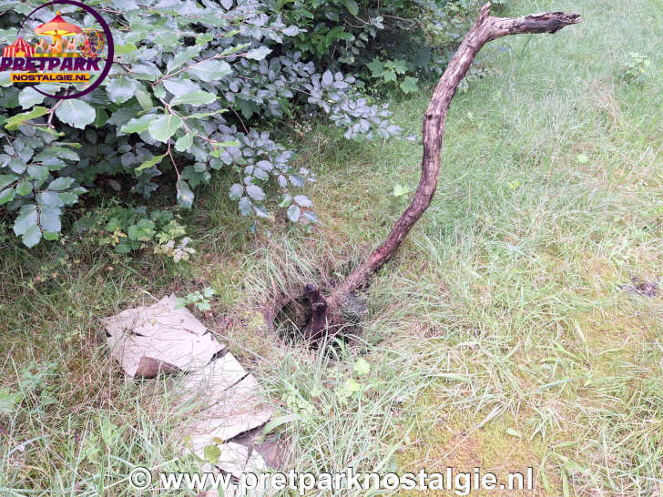 Een stok waarschuwt voor een gat in de grond Een stok waarschuwt voor een gat in de grond