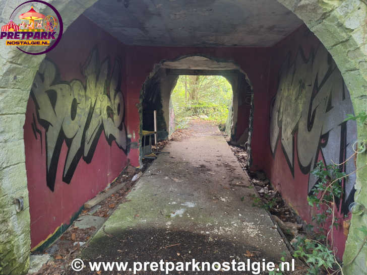 Tunnel met graffiti in verlaten pretpark de Vluchtheuvel in Norg Tunnel met graffiti in verlaten pretpark de Vluchtheuvel in Norg