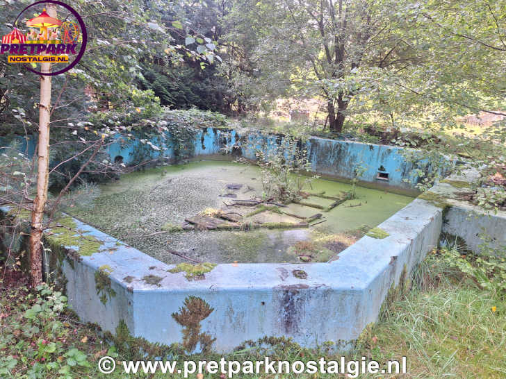 Een smerig zwembad in verlaten pretpark de Vluchtheuvel in Norg Een smerig zwembad in verlaten pretpark de Vluchtheuvel in Norg